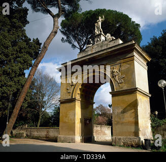 Italy. Rome. The Villa Borghese Gardens. Redesigned in 17th century by Cardinal Scipione Borghese (nephew of Pope Paul V). Triumphal type arch gate (Arco di Settimo Severo). North gate. This picture was taken in the late 1990s, before its modern restoration. Stock Photo