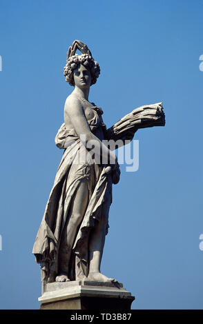 Italy, Tuscany, Florence. Four ornamental statues of the Seasons. They were added in 1608 to Ponte Santa Trinita, on the occasion of the marriage of Cosimo II de' Medici (r. 1609-1621) and Maria Maddalena of Austria. Statue of  Summer by sculptor Giovanni Battista Caccini (1556-1613). Stock Photo