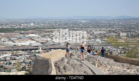 El Paso, Texas, USA. 11th June, 2019. June 11, 2019 El Paso, Texas, United States; Tourists look over the city from an overview in Scenic Park of the border area, Juarez, Mexico and the city of El Paso, Tx. Credit: Ralph Lauer/ZUMA Wire/Alamy Live News Stock Photo