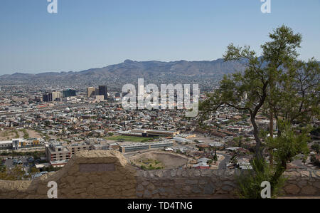 El Paso, Texas, USA. 11th June, 2019. June 11, 2019 El Paso, Texas, United States; The expanse of the two border cities of Juarez, Mexico and El Paso, Tx. spread out below Scenic Drive Park and the Franklin Mountains. Credit: Ralph Lauer/ZUMA Wire/Alamy Live News Stock Photo