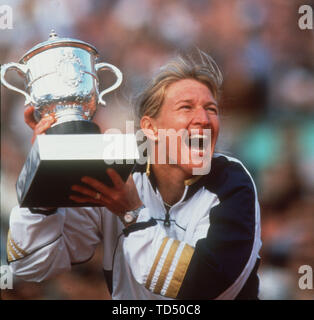 Paris, Frankreich. 12th June, 2019. Steffi GRAF celebrates his 50th birthday on 14th June 2019, SN70Graf.jpg Tennis, Steffi GRAF, with cup, winning the French Open 1999, award ceremony, laughsd, | usage worldwide Credit: dpa/Alamy Live News Stock Photo