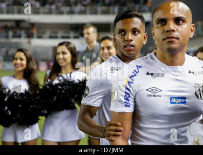 Santos, Brazil. 12th June, 2019. Rodrygo says goodbye to Santos during a match between Santos and Corinthians, which is valid for the 9th round of the 2019 Brazilian Championship, held at the Estádio Urbano Caldeira, known as Vila Belmiro, in Santos/SP, on Wednesday night. The player was hired by Real Madrid of Spain. Credit: Marcelo Machado de Melo/FotoArena/Alamy Live News Stock Photo