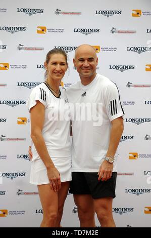 Paris, Frankreich. 06th June, 2009. firo Tennis, French Open Roland GARROS, Paris: 06.06.2009 Women, Women, Andre AGASSI and Steffi GRAF, Stefanie copyright by firo sportphoto: Credit: icon sport, only for use in GERMANY !!! Our general terms and conditions, available at www.firosportphoto.de Pfefferackerstr. 2a 45894 G elsenkirchen Germany www.firosportphoto.de mail@firosportphoto.de (V olksbank B ochum W itten) BLZ .: 430 601 29 Kt. Nr .: 341 117 100 Tel: 0209 - 9304402 Fax: 0209 - 9304443 | usage worldwide/dpa/Alamy Live News Stock Photo