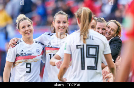 Valenciennes, France. 12th June, 2019. Martina Voss-Tecklenburg, coach, team manager DFB women, Alexandra POPP, DFB 11 Sara DÄBRITZ, DFB 13 Svenja HUTH, DFB 9 Cheering, joy, emotions, celebrating, laughing, cheering, rejoice, tearing up the arms, clenching the fist, celebrate, celebration, Torjubel, GERMANY - SPAIN Women FIFA World Cup France Season 2018/2019, June 12, 2019 in Valenciennes, France. Credit: Peter Schatz/Alamy Live News Stock Photo