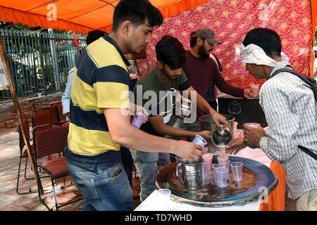 New Delhi, India. 13th June, 2019. Volunteers distribute drinks to pedestrians in New Delhi, India, June 13, 2019. New Delhi is currently experiencing high temperatures as a heatwave continues across the country. Credit: Zhang Naijie/Xinhua/Alamy Live News Stock Photo