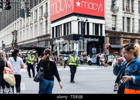 Two NYPD policemen in Manhattan Stock Photo - Alamy