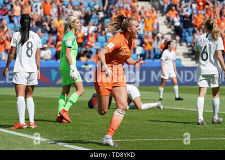 11 june 2019 Le Havre, France Soccer FIFA Women’s World Cup 2019 France: New Zealand v The Netherlands    L+R Abby Erceg of New Zealand and goalkeeper Erin Nayler of New Zealand and Matchwinner Jill Roord of The Netherlands Stock Photo