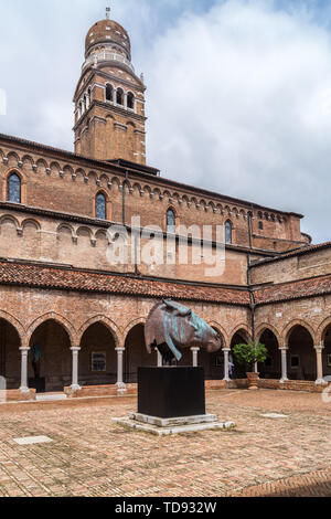 'I search beyond for a distant land', horse head sculpture by Nic Fiddian-Green Madonna dell'Orto church cloister Biennale 2019 Venice, Veneto, Italy Stock Photo