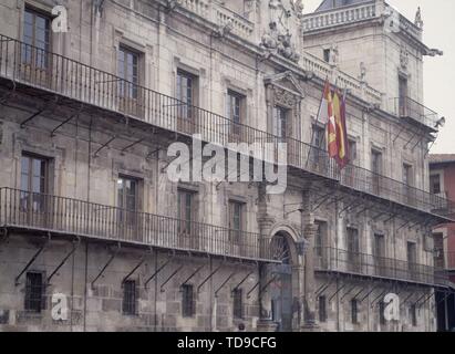 VISTA SESGADA DE LA FACHADA QUE DA A LA PLAZA MAYOR - S XVII. Location: AYUNTAMIENTO VIEJO. LEON. SPAIN. Stock Photo