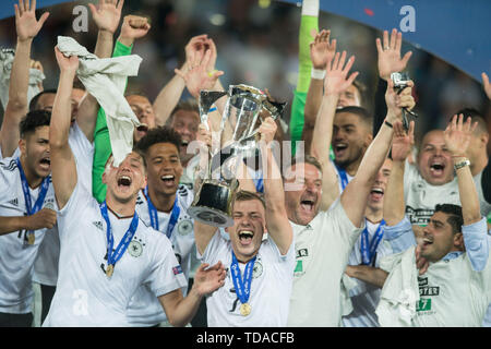 Preview UEFA Under21 European Championship in Italy/SanMarino from 16.-30.06.2019. Archive photo: Max MEYER (mi., GER) and his withspieler cheer with cup, jubilation, cheering, cheering, joy, cheers, celebrate, final jubilation, award ceremony, winner, Soccer U21 European Championship Final, Germany (GER) - Spain (ESP) 1: 0, on 30/06/2017 in Krakow/Poland. Football U21 European Championship from 16.06. - 30.06.2017 in Poland, å | usage worldwide Stock Photo