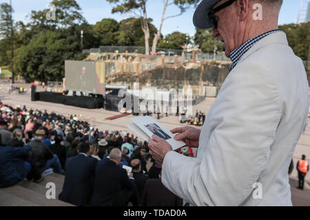 Sydney, Australia. 14th June, 2019. People mourn former Australian Prime Minister Bob Hawke outside the Sydney Opera House in Sydney, Australia, June 14, 2019. Former Australian Prime Minister Bob Hawke has been farewelled at a state memorial service inside the Sydney Opera House on Friday. Remembered as one of Australia's most significant political figures, Hawke passed away peacefully last month at the age of 89. Credit: Bai Xuefei/Xinhua/Alamy Live News Stock Photo