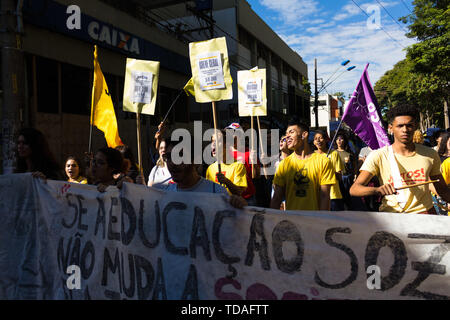 Rio Claro, Brazil. 14th June, 2019. Workers of various categories go on strike this Friday (14) against welfare reform, cuts in education and unemployment. In Rio Claro, in the interior of São Paulo, protesters organized a march through the city center. Credit: Daniel Lins/FotoArena/Alamy Live News Stock Photo