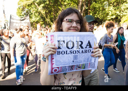 Rio Claro, Brazil. 14th June, 2019. Workers of various categories go on strike this Friday (14) against welfare reform, cuts in education and unemployment. In Rio Claro, in the interior of São Paulo, protesters organized a march through the city center. Credit: Daniel Lins/FotoArena/Alamy Live News Stock Photo