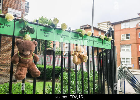 London, UK. 14th June 2019.London, UK. 14th June 2019. Tributes to the victims  who died in the fire on the  second anniversary of the devastating inferno fire  in the residential tower block in West London, borough of Kensington  on 14 June 2017 Credit: amer ghazzal/Alamy Live News Credit: amer ghazzal/Alamy Live News Stock Photo