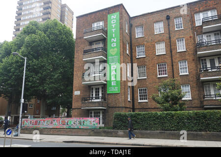 London, UK. 14th June 2019.London, UK. 14th June 2019. Tributes to the victims  who died in the fire on the  second anniversary of the devastating inferno fire  in the residential tower block in West London, borough of Kensington  on 14 June 2017 Credit: amer ghazzal/Alamy Live News Credit: amer ghazzal/Alamy Live News Stock Photo