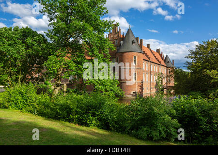 D-Herten, Ruhr area, Westphalia, North Rhine-Westphalia, NRW, moated castle, Late Gothic, moat, ditch, castle garden, LWL, Landschaftsverband Westfalen-Lippe, state hospital of psychiatry, welfare centre and day hospital in the castle Stock Photo