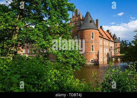 D-Herten, Ruhr area, Westphalia, North Rhine-Westphalia, NRW, moated castle, Late Gothic, moat, ditch, castle garden, LWL, Landschaftsverband Westfalen-Lippe, state hospital of psychiatry, welfare centre and day hospital in the castle Stock Photo