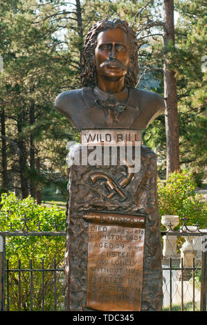 Bronze statue of James Butler Hickok (alias Wild Bill, 1837-1876) on his tomb in Mount Moriah Cemetery, Deadwood, County Lawrence, South Dakota, USA Stock Photo