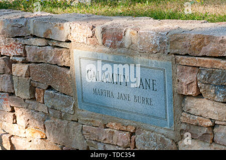 Sign on the tomb of Martha Jane Burke (alias Calamity Jane, 1852-1903) in Mount Moriah Cemetery, Deadwood, County Lawrence, South Dakota, USA Stock Photo