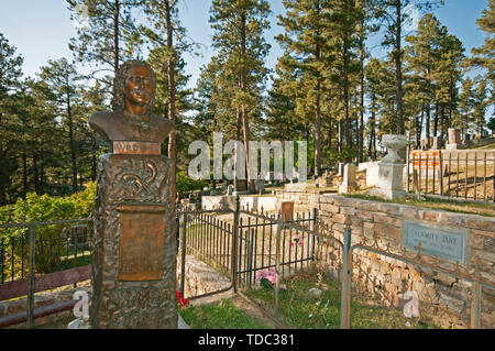 Tombs of James Butler Hickok (Wild Bill, 1837-1876) and Martha Jane Burke (Calamity Jane, 1852-1903), Mt. Moriah Cemetery, Deadwood, South Dakota, USA Stock Photo