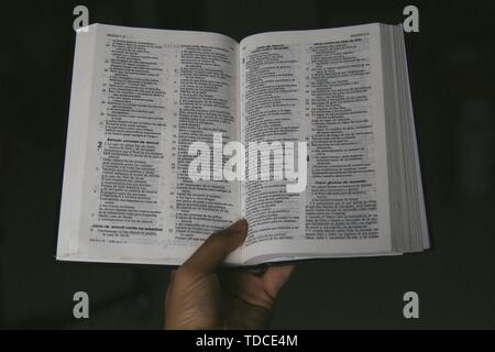 Hand holding the bible in Spanish Stock Photo