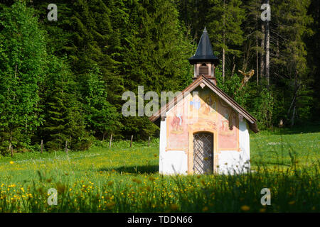 Krün: Elmauer Kapelle (Elmau Chapel) in Klais, fresco in Oberbayern, Garmisch-Partenkirchen, Upper Bavaria, Bayern, Bavaria, Germany Stock Photo