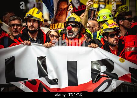 Barcelona, Spain. 15th June, 2019. Barcelona, . 15 Juni, 2019: Catalan separatists demand 'freedom for the political prisoners' shouting slogans and raising placards in front of Barcelona's Town Hall while former Catalan Minister of the Interior, Jaquim Forn, assists the inaugural meeting of the municipal parliament. Forn is actually in custody awaiting a Supreme Courts sentence facing accusations over rebellion and sedition in relation with a banned referendum on secession and the independence vote at the Catalan Parliament in October 2017. Credit: Matthias Oesterle/Alamy Live News Stock Photo