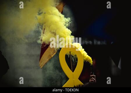 Barcelona, Spain. 15th June, 2019. Barcelona, . 15 Juni, 2019: A Catalan separatist holds a Bengal fire in front of Barcelona's Town Hall as he demands 'freedom for the political prisoners' while former Catalan Minister of the Interior, Jaquim Forn, assists the inaugural meeting of the municipal parliament. Forn is actually in custody awaiting a Supreme Courts sentence facing accusations over rebellion and sedition in relation with a banned referendum on secession and the independence vote at the Catalan Parliament in October 2017. Credit: Matthias Oesterle/Alamy Live News Stock Photo