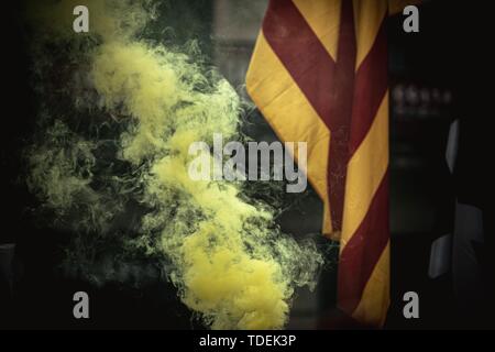 Barcelona, Spain. 15th June, 2019. Barcelona, . 15 Juni, 2019: A Catalan separatist holds a Bengal fire in front of Barcelona's Town Hall as he demands 'freedom for the political prisoners' while former Catalan Minister of the Interior, Jaquim Forn, assists the inaugural meeting of the municipal parliament. Forn is actually in custody awaiting a Supreme Courts sentence facing accusations over rebellion and sedition in relation with a banned referendum on secession and the independence vote at the Catalan Parliament in October 2017. Credit: Matthias Oesterle/Alamy Live News Stock Photo