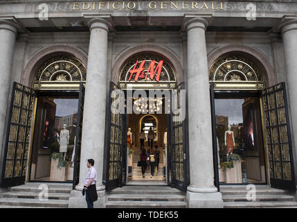 Barcelona, Spain. 29th May, 2019. Swedish multinational clothing design retail company Hennes & Mauritz, H&M, store seen in Spain. Credit: Budrul Chukrut/SOPA Images/ZUMA Wire/Alamy Live News Stock Photo