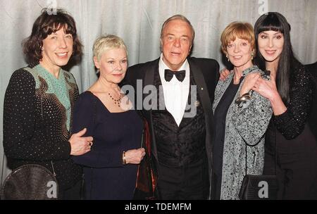File photo dated 18/03/99 by director Franco Zeffirelli with (left to right) Lily Tomlin, Dame Judi Dench, Dame Maggie Smith and Cher, the stars of his film, 'Tea With Mussolini', at the Royal Premiere in London. Italian film director Franco Zeffirelli has died at the age of 96. (Michael Stephens/IPA/Fotogramma, London - 2019-06-15) ps the photo can be used in respect of the context in which it was taken, and without defamatory intent of the decorum of the persons represented (Michael Stephens/IPA/Fotogramma, Photo Repertoire - 2019-06-15) p.s. la foto e' utilizzabile nel rispetto del co Stock Photo