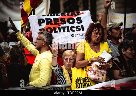 Barcelona, Spain. 15 June 2019:  Catalan separatists demand 'freedom for the political prisoners' shouting slogans and raising placards in front of Barcelona's Town Hall while former Catalan Minister of the Interior, Jaquim Forn, assists the inaugural meeting of the municipal parliament. Credit: Matthias Oesterle/Alamy Live News Stock Photo