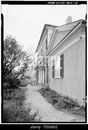 November 1986. OBLIQUE VIEW FROM SOUTH LOOKING AT WEST (REAR) FACADE OF HOUSE, INCLUDING EASTERN ALLEE OF FORMAL GARDENS - Borough House, West Side State Route 261, about .1 mile south side of junction with old Garners Ferry Road, Stateburg, Sumter County, SC; Cornwallis; Greene; Cary, Brian, transmitter; Price, Virginia B, transmitter Stock Photo