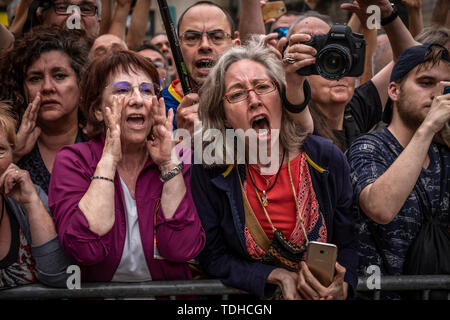 Barcelona, Spain. 15th June, 2019. Protesters chant slogans during a demonstration. Ada Colau was renewed as mayor in what will be her second term at the head of the Barcelona City Council. The investiture session passed with protests against the municipal committee by Followers of the independence of Catalonia, who ask for the release of former Interior Minister Joaquim Forn. Credit: SOPA Images Limited/Alamy Live News