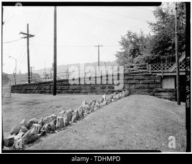 NORTHEAST RETAINING WALL AT EAST ABUTMENT (FROM NORTH) - Catawissa Bridge, Spanning north branch of Susquehanna River, 3.5 miles south of Bloomsburg, Catawissa, Columbia County, PA; Pennsylvania Department of Transportation; Pennsylvania Bridge Company; Columbia Montour Electric Railway Company; Roberts, Jeanne B; Albright, John  R Stock Photo