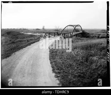 OBLIQUE 3-4 VIEW OF WEST SIDE, FACING SOUTH - Vieley Bridge, Spanning North Fork Vermillion River at Township Road 220D, Saunemin, Livingston County, IL Stock Photo