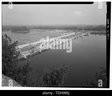 OVERALL VIEW OF UPSTREAM FACE OF DAM; SPILLWAY IN FOREGROUND, LOCK IN BACKGROUND ON NORTH RIVER BANK. VIEW TO NORTH. - Starved Rock Locks and Dam, Illinois Waterway River mile 231, Peru, La Salle County, IL Stock Photo