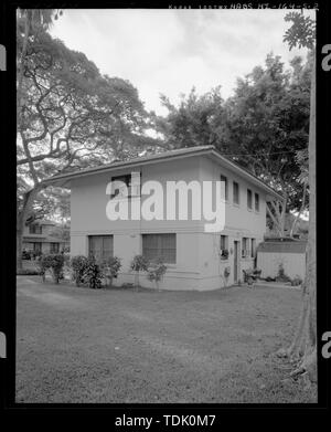 OBLIQUE VIEW OF NORTH SIDE (LEFT) AND WEST (REAR) SIDE ON THE RIGHT. VIEW FACING SOUTH, SOUTHEAST. - Hickam Field, Officers' Housing Type D, 111 Beard Avenue , Honolulu, Honolulu County, HI Stock Photo