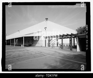 OBLIQUE VIEW OF WEST REAR AND SOUTH SIDE, PEDESTRIAN TUNNEL ENTRY TO FAR RIGHT, FACING NORTHEAST. - Douglas Aircraft Company Long Beach Plant, Cafeteria, 3855 Lakewood Boulevard, Long Beach, Los Angeles County, CA Stock Photo