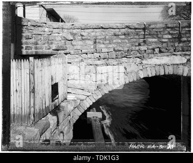 OBLIQUE VIEW OF WEST SIDE OF BRIDGE, SHOWING DOUBLE STONE ARCHES, LOOKING SOUTHEAST - Choate Bridge, Spanning Ipswich River at South Main Street, Ipswich, Essex County, MA; Choate                                       , John; Morse, George Stock Photo