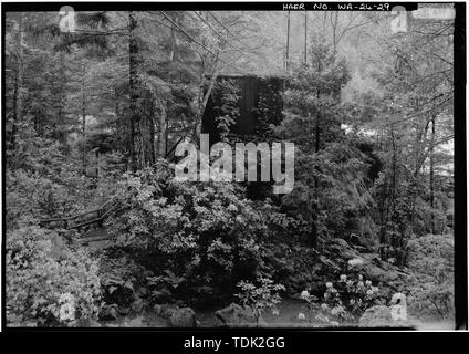 OIL HOUSE AND LADDER CREEK FALLS GARDENS, BEHIND GORGE POWERHOUSE, 1990. - Skagit Power Development, Skagit River and Newhalem Creek Hydroelectric Project, On Skagit River, Newhalem, Whatcom County, WA; Ross, James Delmage; Jorgensen, Lars; Uhden, C F Stock Photo