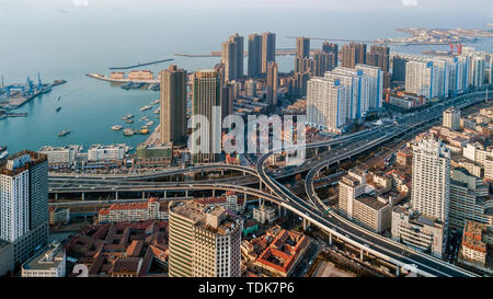 Qingdao Xinguan Viaduct, opened in 2015, opened another traffic artery in the city, marking the main urban area of Qingdao. “ Three longitudinal and four horizontal ” Another big step has been taken in the construction of the expressway network. As the drone flies 300 meters, this coherent elevated road winds in front of us. Stock Photo