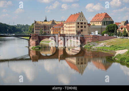 Grimma, Germany. 17th June, 2019. The Pöppelmann bridge over the Mulde and the old town of Grimma are reflected in the river. The last gap at the flood protection system was closed today (17.06.2019) with a missing gate. Since 2007 the flood protection for the city had been built in the district of Leipzig. Grimma on the Mulde is particularly vulnerable to flooding. Credit: Jan Woitas/dpa-Zentralbild/dpa/Alamy Live News Stock Photo