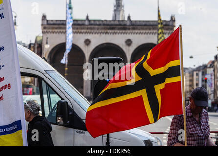 Munich, Bavaria, Germany. 17th June, 2019. The Wirmer flag in front of the symbolic Munich Feldherrnhalle where Hitler rose to power. The flag was appropriated by right-extremists who express their want to overthrow the government of Germany. Headed by the Verfassungsschutz (Secret Service) monitored Michael Stuerzenberger, the Buergerbewegung Pax Europa (Citizen Initiative Pax Europa) islamophobic group marched through the University area of Munich, Germany. Credit: ZUMA Press, Inc./Alamy Live News Stock Photo