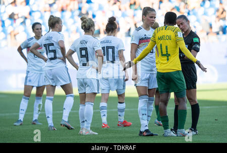 Montpellier, France. 17th June, 2019. Montpellier, France. 17th June, 2019. Football, women: WM, South Africa - Germany, preliminary round, Group B, Matchday 3, Stade de la Mosson: South Africa's Noko Matlou (2nd from right) discusses with referee Sandra Braz (right). Photo: Sebastian Gollnow/dpa Credit: dpa picture alliance/Alamy Live News Credit: dpa picture alliance/Alamy Live News Stock Photo