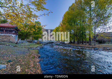 Autumn in western Sichuan, the world of light and shadow of Xindu Bridge