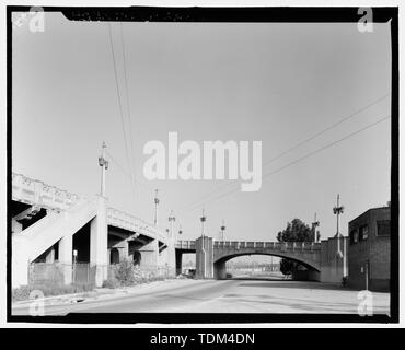 PART 2 OR PART 2 PANORAMA WITH NO. CA-280-11 OF FOURTH STREET VIADUCT WEST END OVERCROSSING AT SANTA FE AVENUE. LOOKING SOUTHEAST. - Fourth Street Viaduct, Spanning Los Angeles River, Los Angeles, Los Angeles County, CA Stock Photo