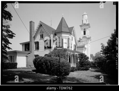 PERSPECTIVE VIEW OF MAIN AND SOUTH ELEVATIONS, WITH THE OLDWICK METHODIST CHURCH (HABS No. NJ-783) IN THE BACKGROUND - Charles E. Dickerson House, Main Street, Oldwick, Hunterdon County, NJ Stock Photo