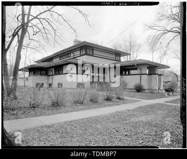 PERSPECTIVE VIEW FROM SIDEWALK OF MAIN AND NORTH ELEVATIONS - F. B. Henderson House, 301 South Kenilworth Avenue, Elmhurst, Du Page County, IL Stock Photo