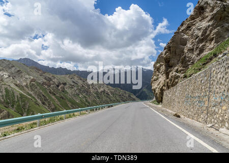 Summer Xinjiang Gobi highway car background Stock Photo